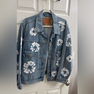 Denim Tears X Levi’s Trucker Jean Jacket!
(Type II All over wreath light wash)